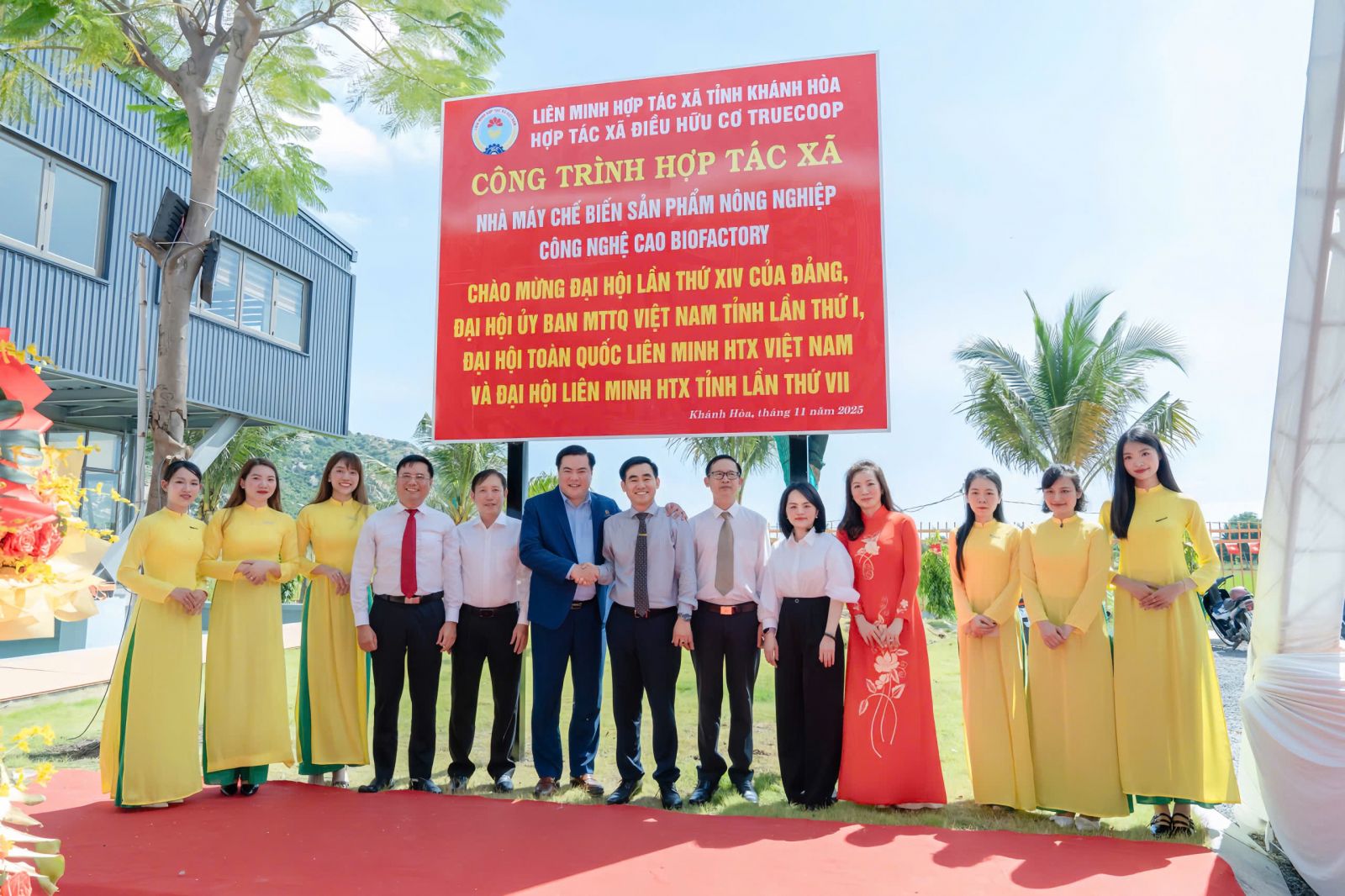 Gắn biển công trình chào mừng Đại hội XIV của Đảng.