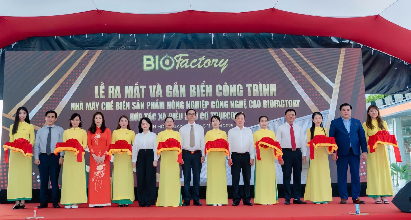 Các đại biểu cắt băng khánh thành công trình.